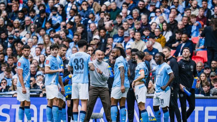 BERIKAN INSTRUKSI - Momen Pep Guardiola (tengah) memberikan instruksi kepada pemainnya pada Final Piala FA 2025/2026 antara Chelsea vs Manchester City di Stadion Wembley, London, Inggris pada Sabtu (16/5) malam WIB.