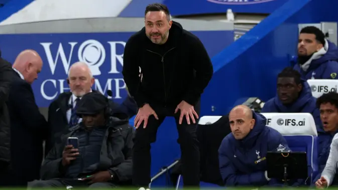 Pelatih kepala Tottenham Hotspur asal Italia, Roberto De Zerbi, mengamati para pemain dari pinggir lapangan selama pertandingan Liga Inggris antara Chelsea dan Tottenham Hotspur di Stamford Bridge di London pada 19 Mei 2026. (Adrian Dennis/AFP)