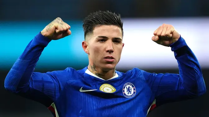 Pemain Chelsea, Enzo Fernandez, melakukan selebrasi setelah mencetak gol ke gawang Manchester City pada lanjutan Liga Inggris di Etihad Stadium, Senin (5/1/2026). (AP Photo/Dave Thompson)