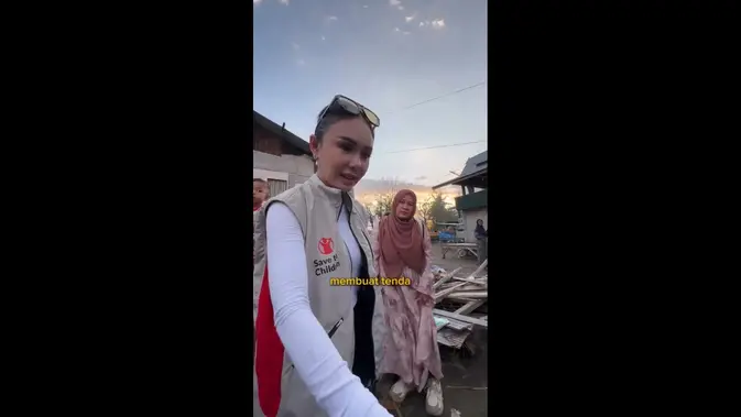 Yuni Shara bersama Kris Dayanti di lokasi pengungsian korban gempa NTT