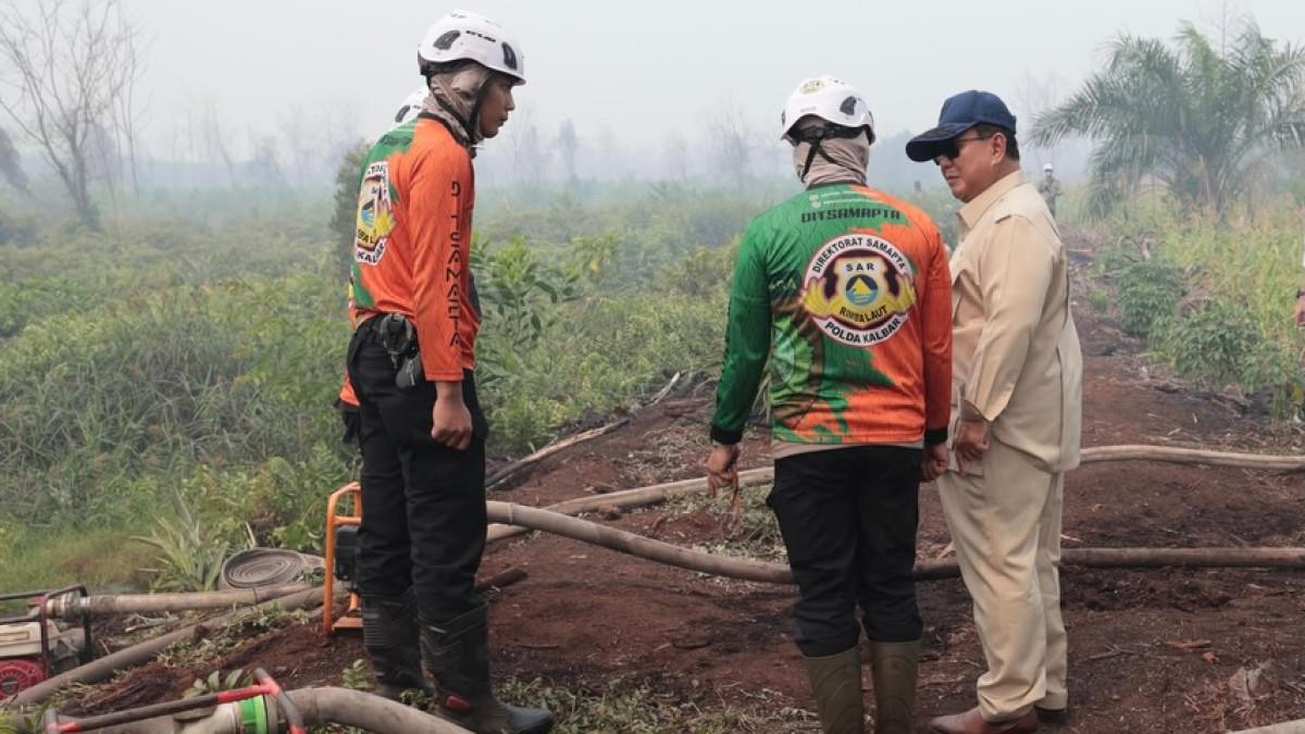 KEBAKARAN HUTAN - Presiden Prabowo saat mengunjungi lokasi penanganan kebakaran hutan dan lahan di Kalimantan Barat.