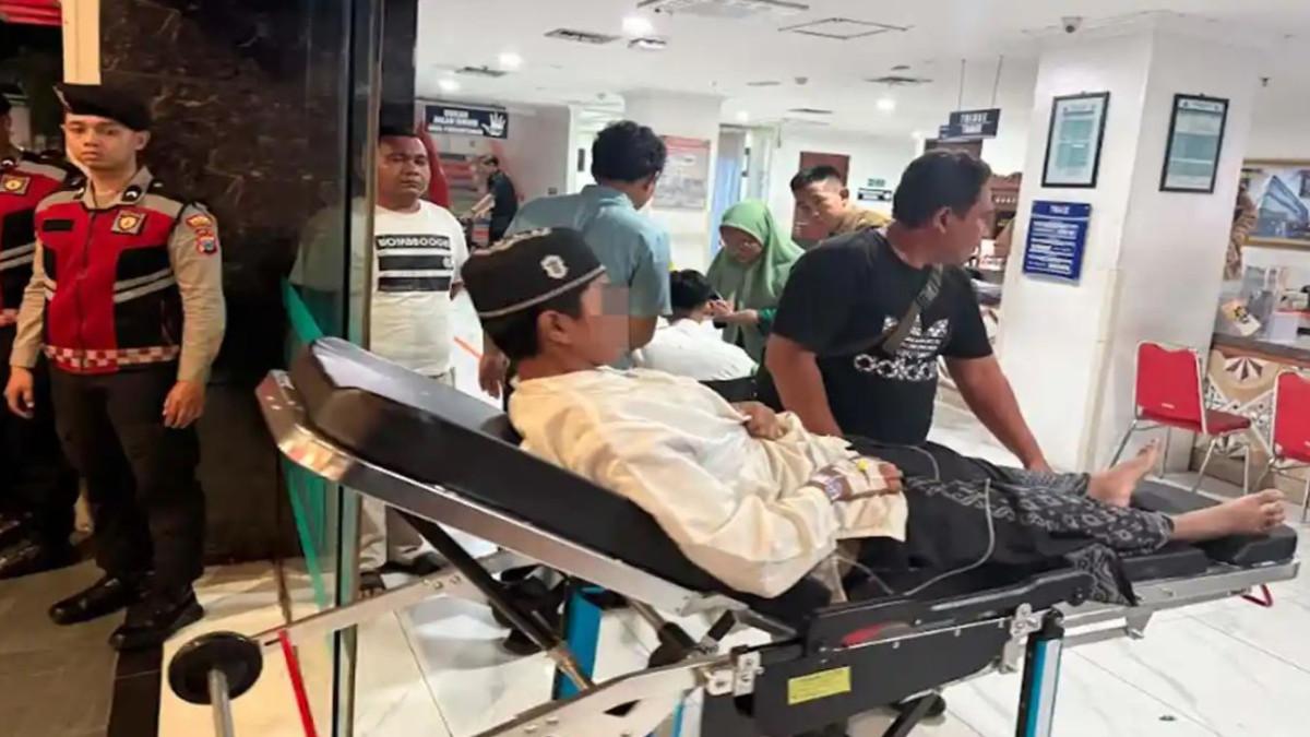 SANTRI KERACUNAN MBG - Proses evakuai santri ke RSUD Sidoarjo, Selasa (1/9/2026). Para santri diduga keracunan setelah makan siang bersama. Jumlah korban keracunan mencapai ratusan siswa dari SMP hingga SMA
