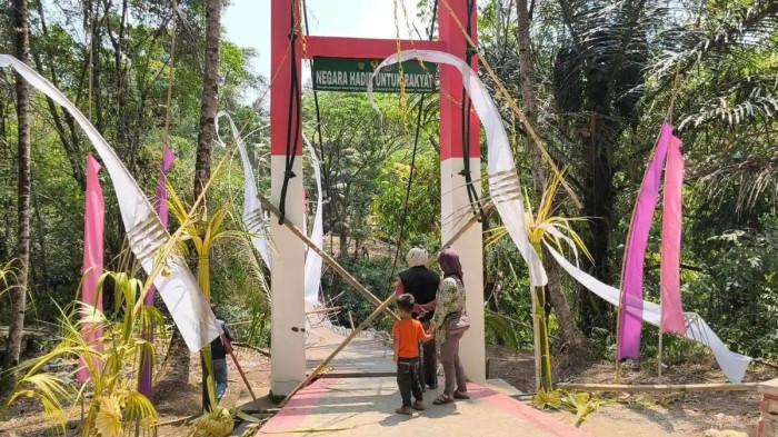 ANJLOK - Beginilah kondisi Jembatan Gantung Pongpet Margajaya di Desa Margacinta, Kecamatan Cijulang, Kabupaten Pangandaran, Jawa Barat pada Senin (31/8/2026) atau sehari setelah anjlok saat diresmikan pada Minggu (30/8/2026) sore. Kepala Desa Margacinta, Kecamatan Cijulang, Kabupaten Pangandaran, Jawa Barat, Enceng Anwar Solihin, mengaku merasakan kejanggalan sesaat Jembatan Gantung Pongpet anjlok saat diresmikan, Minggu (30/8/2026) sore.