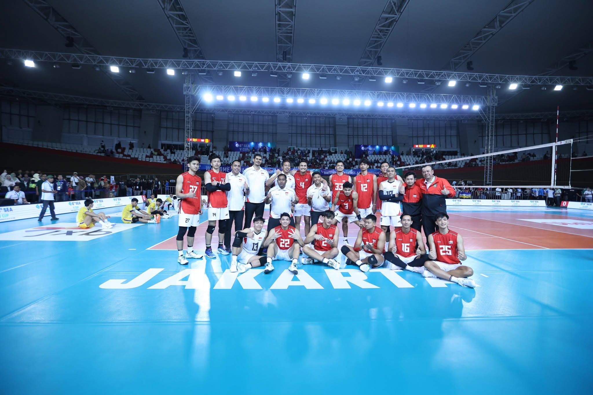 FOTO - Timnas Voli Putra Indonesia foto bersama setelah mengalahkan Kamboja 3-0 pada Leg 2 SEA V Cup 2026 di Jakarta International Velodrome, Rawamangun, Jakarta Timur, Rabu (22/7) malam WIB.