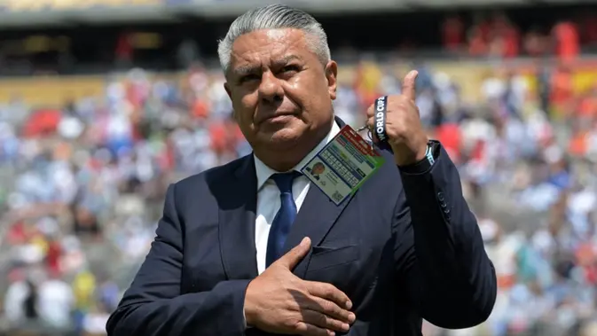 Ketua Asosiasi Sepak Bola Argentina (AFA), Claudio Tapia, memberi isyarat menjelang pertandingan final Piala Dunia 2026 antara Spanyol dan Argentina di Stadion New York/New Jersey di East Rutherford pada 20 Juli 2026. (JUAN MABROMATA/AFP)