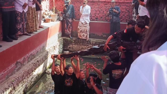 KAYU DIANGKAT - Kayu yang dikenal masyarakat sebagai Buyut Kayu Perbatang Pangeran Mancur Jaya itu diangkat dari dalam Balong Kramat Tuk Pangeran Mancur Jaya, Desa Kertawinangun, Kecamatan Kedawung, Kabupaten Cirebon, Rabu (2/9/2026)