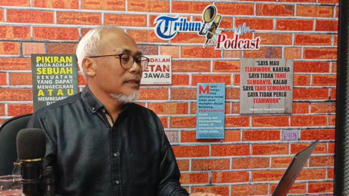 TRIBUN PODCAST - Ahli geografi, geomorfologi/geografi fisik, sekaligus pakar Sistem Informasi Geografis (SIG/GIS) dan penginderaan jauh, Drs. Agus Santoso Budiharso, B.Sc., M.Sc., mengatakan penghentian aktivitas pembuangan tidak berarti proses di dalam timbunan sampah ikut berhenti.