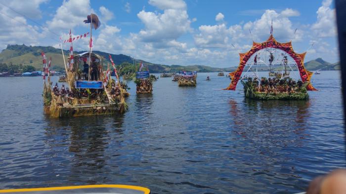 ATRAKSI BUDAYA - Sejumlah penari menampilkan tarian adat di atas perahu di kawasan Danau Sentani, Kabupaten Jayapura, Papua, Kamis (3/9/2026), dalam rangkaian Festival Danau Sentani (FDS) XV 2026. Pertunjukan tersebut menjadi bagian dari upaya memperkenalkan dan melestarikan budaya masyarakat Sentani.