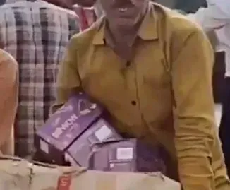Heboh! Cokelat Kedaluwarsa yang Dibuang Malah Jadi Rebutan Warga