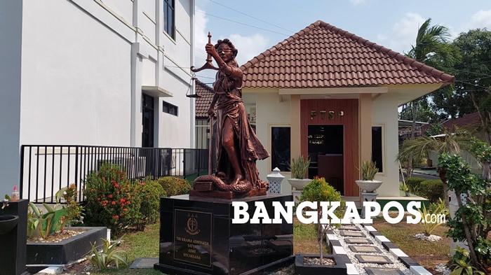Monumen Dewi Keadilan di Halaman Kejaksaan Negeri Bangka Selatan.