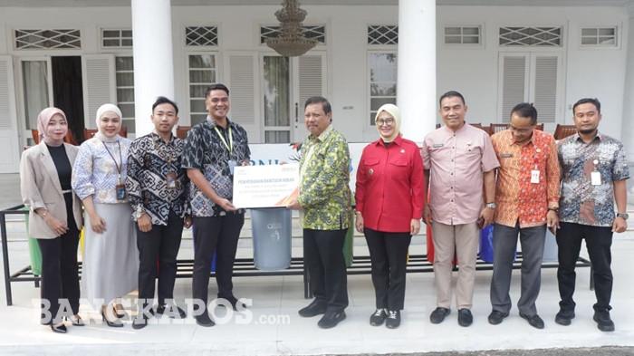 Wali Kota Pangkalpinang Saparudin Masyarif menerima secara simbolis bantuan 15 unit tong sampah dari BNI melalui program CSR untuk mendukung Gerakan Indonesia Asri dan Program Pangkalpinang Bersih, Kamis (3/9/2026).