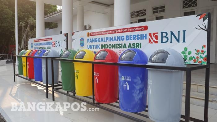 Wali Kota Pangkalpinang Saparudin Masyarif menerima secara simbolis bantuan 15 unit tong sampah dari BNI melalui program CSR untuk mendukung Gerakan Indonesia Asri dan Program Pangkalpinang Bersih, Kamis (3/9/2026).