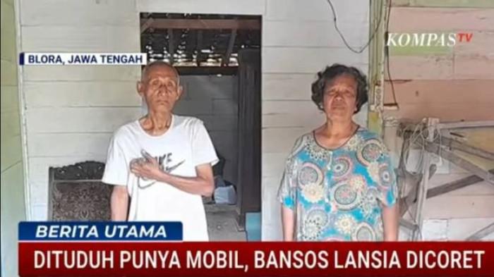 Jamin bersama istri berpose di rumahnya di Kabupaten Blora, Jawa Tengah.