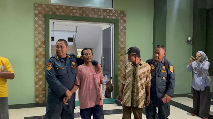 DITANGKAP - Tauhid (63), seorang petani cabai, malam itu masih mengenakan sepatu boot dan kaus yang tampak lusuh ketika dibawa ke Korem 042/Garuda Putih (Gapu) Jambi, Rabu (2/9/2026) malam.