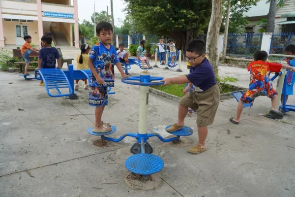 Recess at Hoa Dong Primary School. Photo: Hoang Nam
