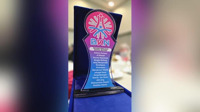 PENGHARGAAN -- Gubernur Provinsi Bangka Belitung, Hidayat Arsani, menerima piagam penghargaan dari Badan Kepegawaian Negara Republik Indonesia, Kamis (3/9/2026) di Ballroom Amaris Hotel, Kabupaten Bungo, Provinsi Jambi.