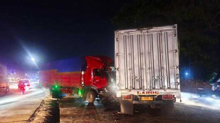 KECELAKAAN - Sebuah truk Wingbox Hino mengalami kecelakaan menabrak truk tronton box di Jalan Raya Pantura, Desa Jrakahpayung, Kecamatan Tulis, Kabupaten Batang, Kamis (3/9/2026) malam.