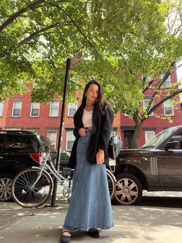 Tampil feminin dengan padu padan crop top, denim maxi skirt, dan oversized blazer. [@bebytsabina]