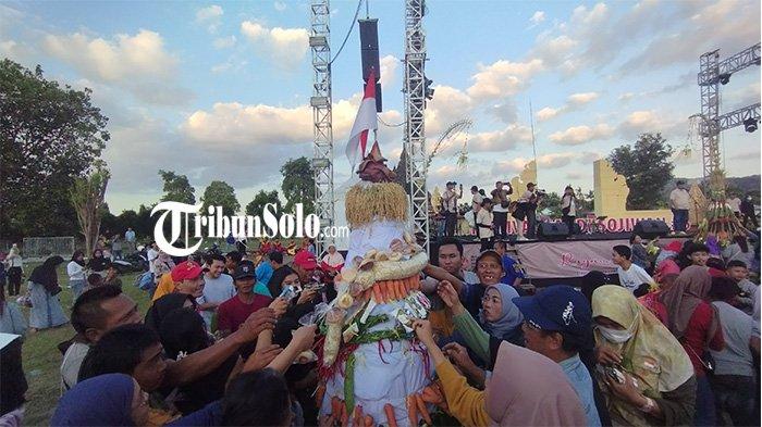 Lomba kirab gunungan di Festival Candi Sojiwan 6 di Desa Kebondalem Kidul, Kecamatan Prambanan, Kabupaten Klaten. Minggu (14/7/2024).