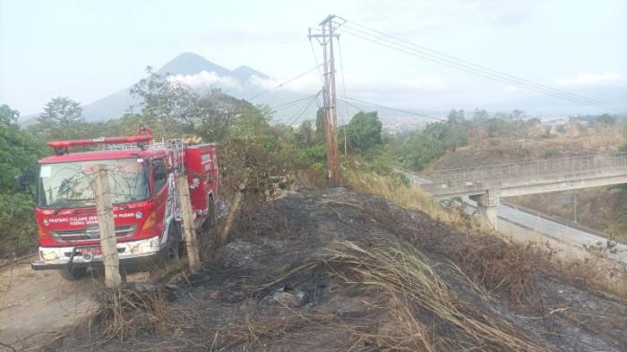 Foto Tribun Manado Christian Wayongkere Watermark Padamkan Karhutla - Petugas dari Dinas