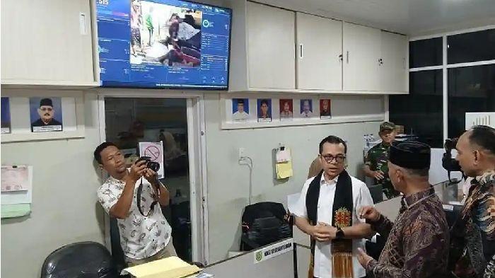 Wamenkomdigi Nezar Patria melakukan pengecekan layanan SIPGAM di Kantor Keuchik Gampong Mulia