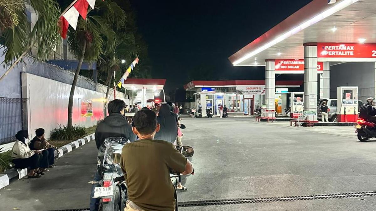 Pantauan TribunStyle.com di SPBU Klodran Karanganyar Senin (1/2/2026), Anggra, seorang pekerja yang beraktivitas di wilayah Klodran, Karanganyar harus menyediakan waktu lebih lama ketika hendak membeli Pertalite karena antrean kendaraan semakin panjang. (TribunStyle.com/Ika Bramasti)