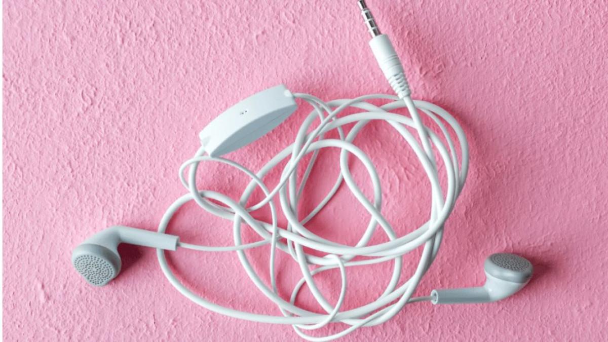 KABEL - kabel berantakan bikin rumah terlihat semrawut? simak 8 cara praktis merapikan kabel agar lebih rapi, aman, dan bebas ruwet setiap hari