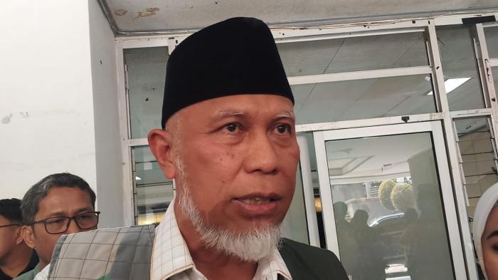 DUGAAN KERACUNAN MAKANAN- Gubernur Sumatera Barat, Mahyeldi, memberikan keterangan terkait dugaan keracunan makanan dari program MBG saat ditemui TribunPadang.com di Universitas Andalas, Jumat (4/9/2026). Apabila terbukti ada kelalaian yang menyebabkan warga mengalami dugaan keracunan, SPPG tersebut menurutnya harus diberikan sanksi.