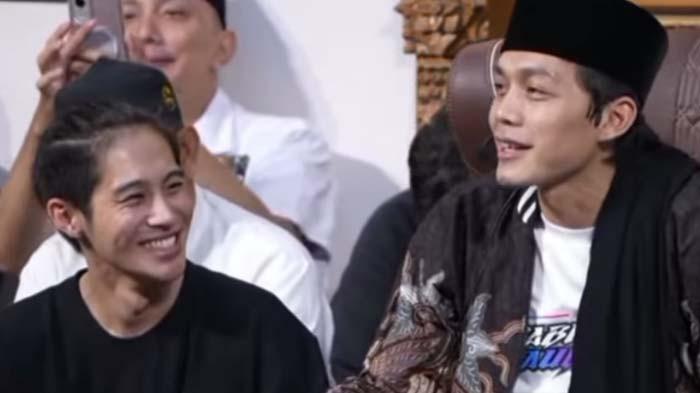 DJ PANDA NGAJI: Viral momen DJ Panda (kiri) ikut hadiri pengajian Gus Iqdam (kanan) hingga diberi nasihat menohok. DJ Panda disentil soal skandal bareng Erika Carlina yakni hamil di luar nikah.