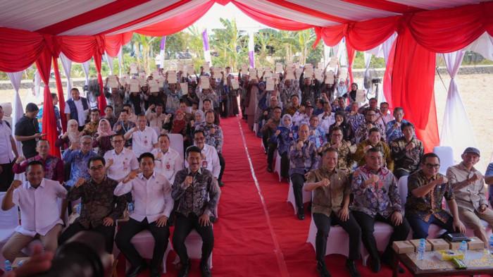 SERTIPIKAT TANAH MBR - Wakil Menteri ATR/Wakil Kepala BPN, Ossy Dermawan, menyerahkan secara langsung 40 sertipikat tanah MBR di Desa Mekar, Kabupaten Banjar, Kalimantan Selatan, Rabu (02/09/2026).