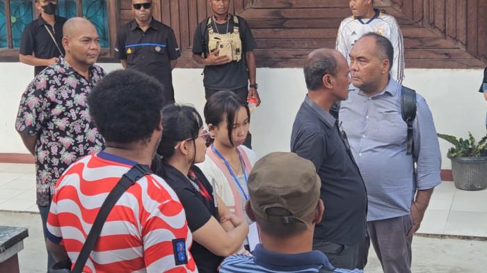 KASUS PEMBUNUHAN  - Tampak keluarga korban depan ruang sudang kasus CK di Pengadilan Negeri Nabire, Jalan Merdeka, Distrik Nabire, Kabupaten Nabire, Papua Tengah.