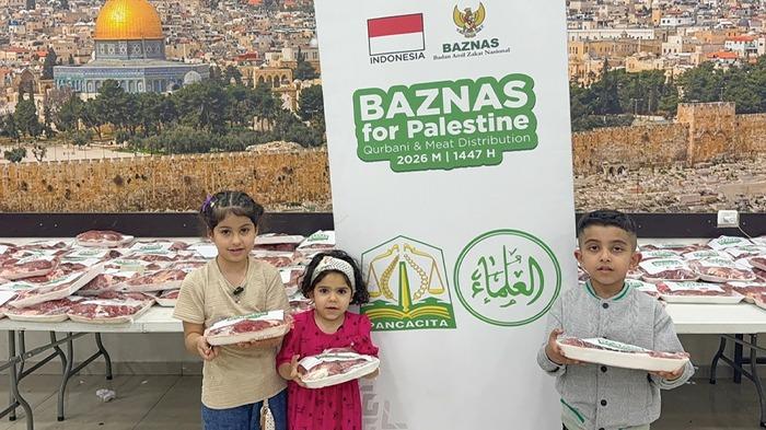 SERAHKAN BANTUAN - BAZNAS Republik Indonesia menyerahkan bantuan kemanusiaan kepada warga Palestina, di Old Town Area, Al-Quds, Yerusalem, sebagai bagian dari program ‘Kurban Berkah untuk Palestina 2026’, Mei lalu.