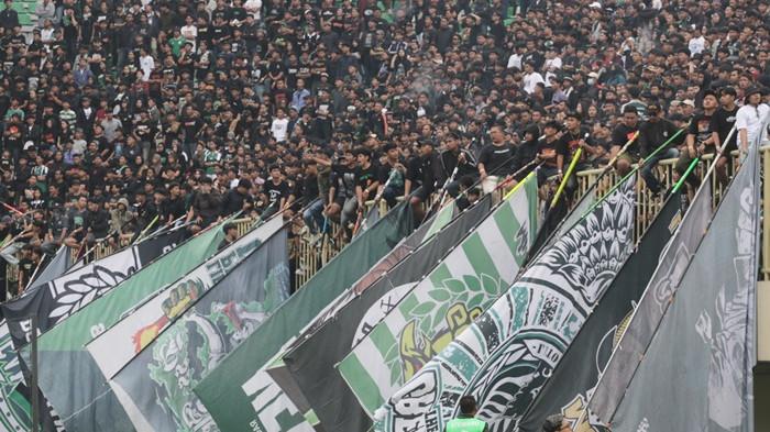BERI DUKUNGAN - Suporter PSS Sleman saat memberikan dukungan pada pemain di Stadion Maguwoharjo, Sleman beberapa waktu lalu.