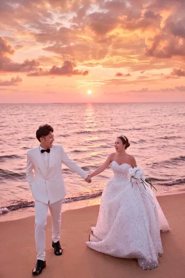 Bride and groom taking wedding photos in Phu Quoc. Photo: Provided by the character