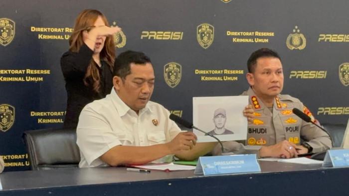 PENGEROYOKAN - Direktur Reserse Kriminal Umum Polda Metro Jaya, Kombes Iman Imanuddin menunjukkan sketsa dua terduga pelaku pengeroyokan yang menewaskan Bambang Setiyawan saat kerusuhan demo 27 Agustus 2026.