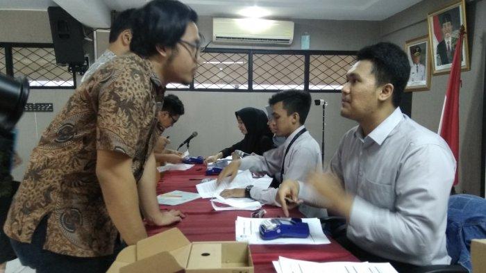 Suasana pendistribusian KJMU di aula lantai 1 kantor UPT P4OP, Jatinegara, Jakarta Timur, 