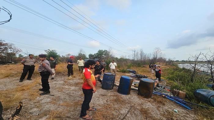 PENERTIBAN - Personel gabungan dari Tim URC Panah Pemburu Polres Belitung Timur, Polsek Manggar, dan Satpol PP Beltim saat menertibkan aktivitas pertambangan timah ilegal jenis ponton rajuk di kawasan Kulong Depan SLB, Desa Sukamandi, Damar, Belitung Timur, Kamis (3/9/2026). Dalam operasi penertiban tersebut, petugas menyita 7 set mesin tambang serta memeriksa 26 orang yang berada di lokasi.
