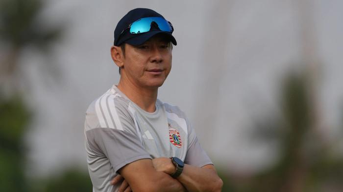 STY DI LATIHAN PERDANA PERSIJA - Pelatih Persija Jakarta, Shin Tae-yong pada latihan perdana di Persija Training Ground, Sawangan, Selasa (14/7/2026).