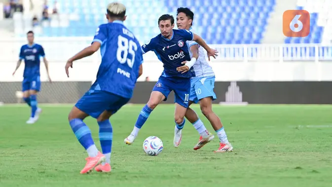 Gelandang Arema FC, Gustavo Franca, berusaha melewati kawalan gelandang Isenmulang Kalteng FC, Brayen Pondaag, dalam laga pekan pertama BRI Super League 2026/2027 di Stadion Kanjuruhan, Malang, Jumat (4/9/2026) sore WIB. (Bola.com/Iwan Setiawan)