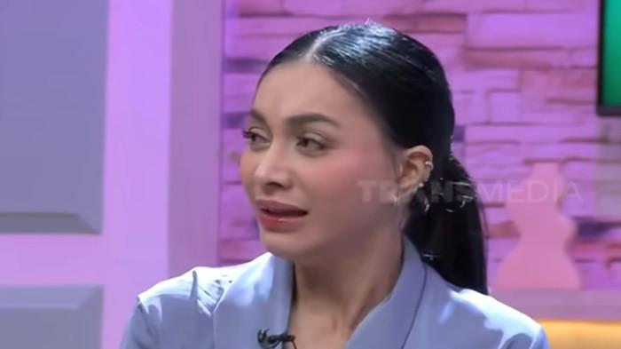 DENADA SOAL AYAH KANDUNG RESSA - Penyanyi Denada saat hadir dalam acara FYP Trans 7 mengungkapkan sosok ayah biologis Ressa adalah seorang Warga Negara Indonesia (WNI).