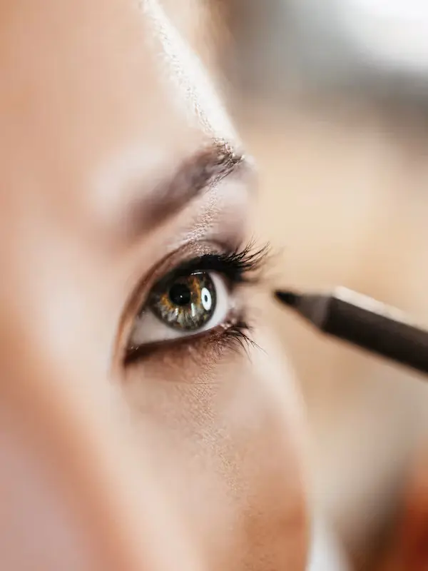 Ilustrasi eyeliner pada eye makeup look (Foto: Unsplash)