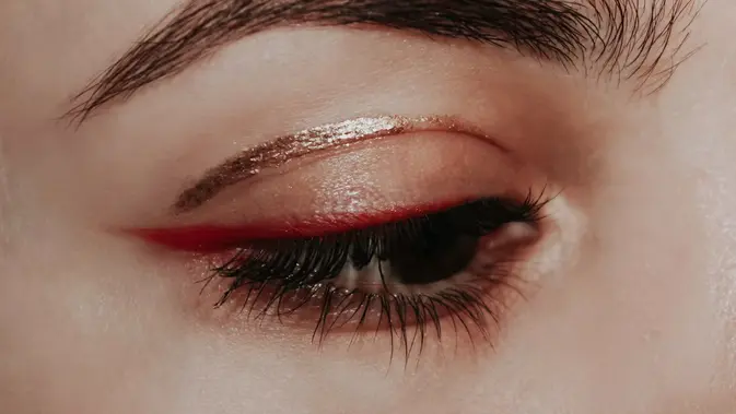 Ilustrasi eyeliner pada eye makeup look (Foto: Unsplash)