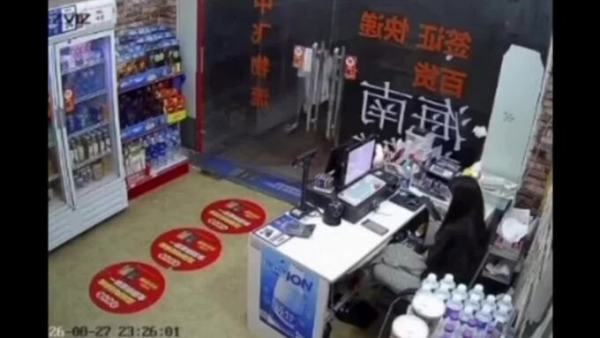 Arrested Chinese suspect who used a knife to rob a grocery store in Hai Phong