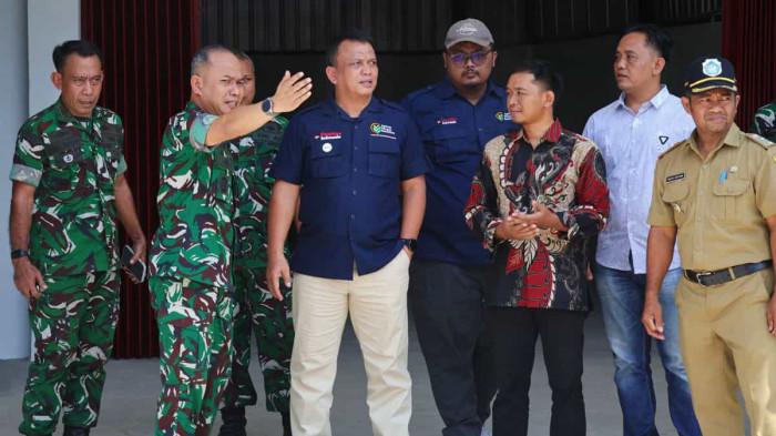 TINJAU KDKMP - Wakil Direktur Utama PT Agrinas Pangan Nusantara, Mayor Jenderal TNI Trenggono, saat meninjau kesiapan Koperasi Desa/Kelurahan Merah Putih (KDKMP) di tiga titik di Kabupaten Lamongan, JAwa Timur, Senin (20/4/2026).