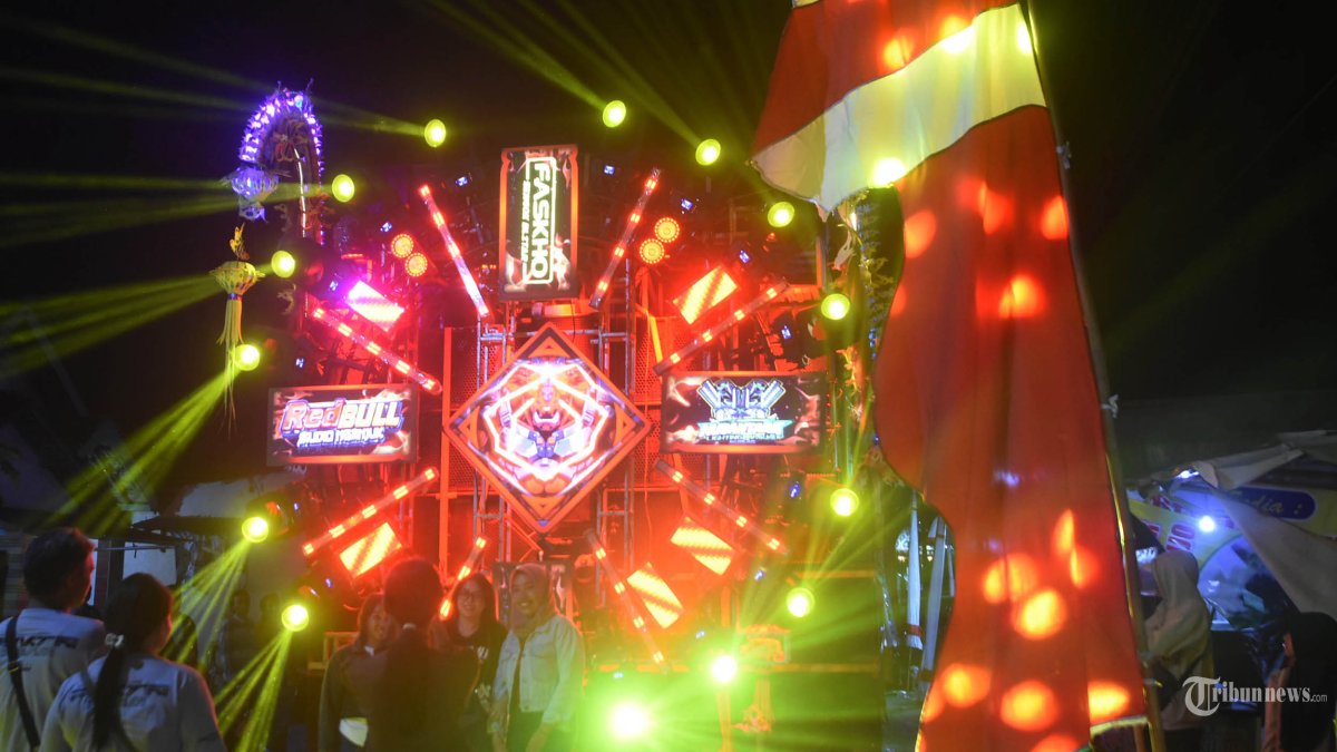 MERIAH - Karnaval sound horeg berlangsung meriah di Ngudirejo Carnival 2026 yang digelar di Desa Ngudirejo, Diwek, Jombang, Selasa (25/8/2026) malam. Kegiatan itu digelar memriahkan HUT Kemerdekaan RI ke-81. SURYA/AHMAD ZAIMUL HAQ