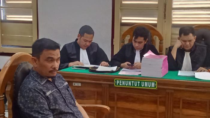 Saiful Abdi selaku mantan Kepala Dinas Pendidikan (Kadisdik) Langkat saat mengikuti sidang perdana kasus korupsi smartboard yang berlangsung di PN Medan, Senin (19/5/2026).