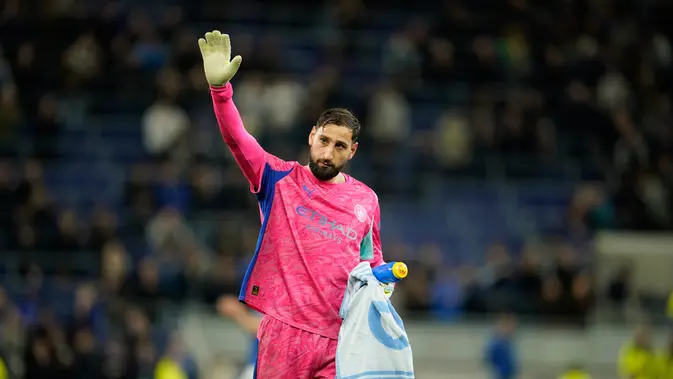 Kiper Manchester City, Gianluigi Donnarumma, meninggalkan lapangan setelah pertandingan melawan Everton pada pekan ke-35 Premier League, Selasa (05/05/2026) dini hari WIB. (AP Photo/Dave Thompson)
