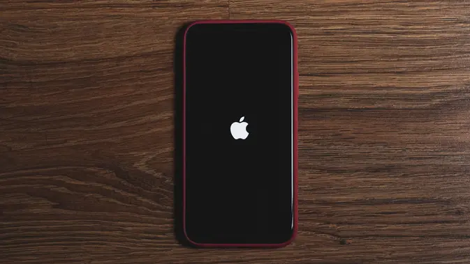 Ilustrasi Logo iPhone di Atas Layar. (Photo by Mateusz Taciak on Pexels)