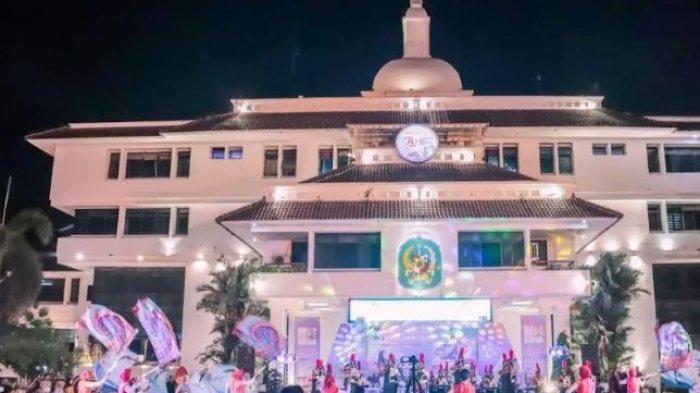 Suasana Beranda Kreatif yang setiap Malam Minggu dilaksanakan di halaman Kantor Wali Kota Medan beberapa waktu lalu. Kepala Dinas Pariwisata Medan yang baru dilantik, Muhammad Odi Anggi Batu Bara membuat sejumlah program untuk  meningkatkan PAD Pariwisata Kota Medan.