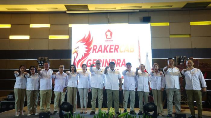RAKER - Ketua DPD Partai Gerindra Sulawesi Utara (Sulut) Yulius Selvanus mengobarkan semangat kader untuk semakin solid dan bergerak memenangkan Partai Gerindra di Sulut. Hal itu disampaikan Yulius Selvanus saat menghadiri Rapat Kerja Cabang (Rakercab) DPC Partai Gerindra Kota Manado yang digelar di Courtyard by Marriott Manado, Sabtu (5/9/2026).